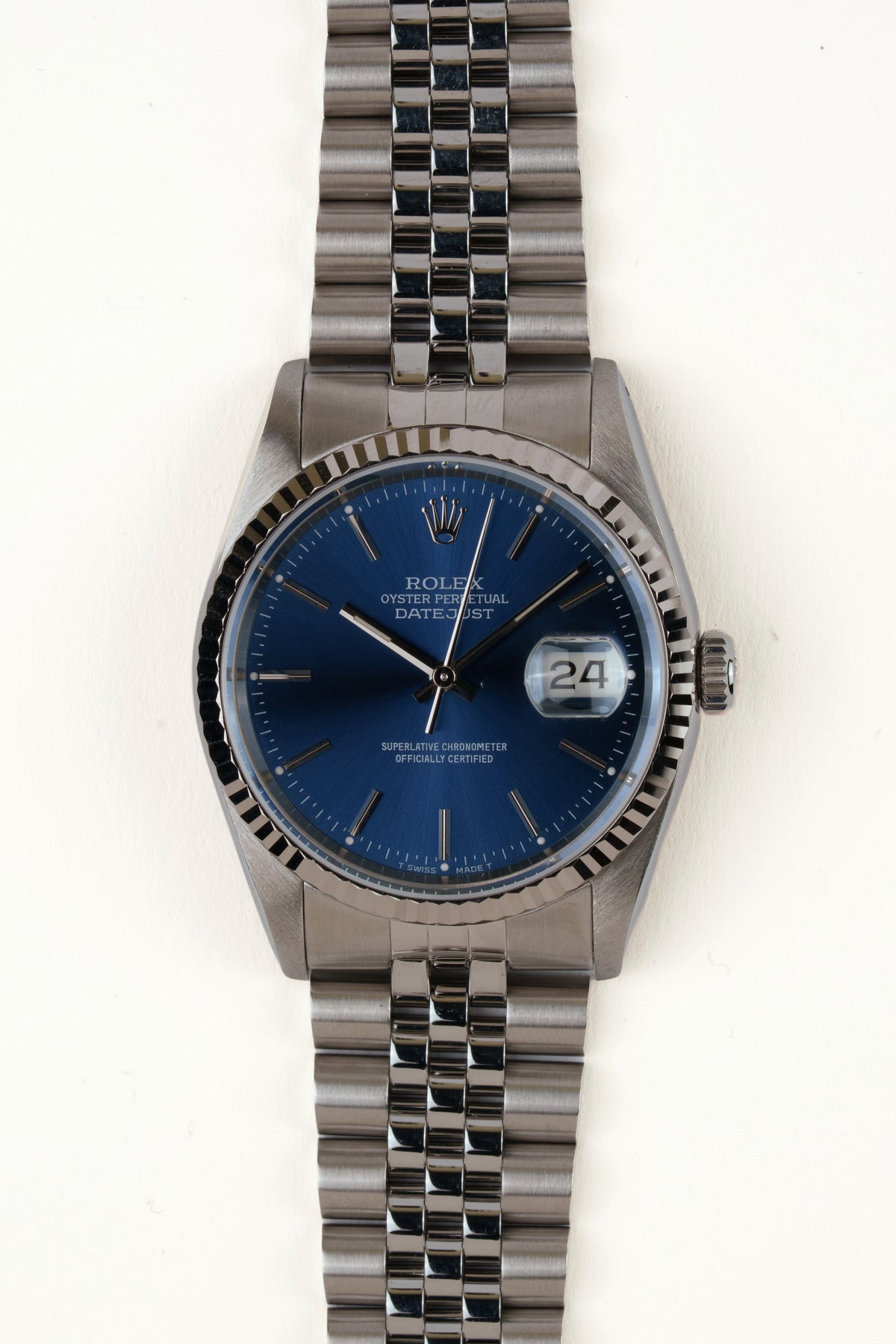 Rolex Datejust 16234 - vooraanzicht van de blauwe wijzerplaat, geribbelde witgouden bezel en armband