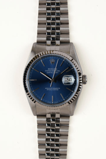 Rolex Datejust 16234 - vooraanzicht van de blauwe wijzerplaat, geribbelde witgouden bezel en armband