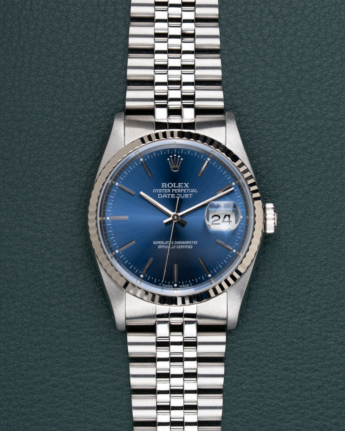 Rolex Datejust 16234 Blue Dial - frontaal aanzicht met blauwe wijzerplaat en witgouden fluted bezel