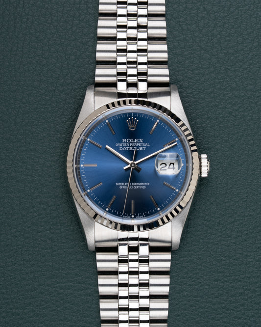 Rolex Datejust 16234 Blue Dial - frontaal aanzicht met blauwe wijzerplaat en witgouden fluted bezel