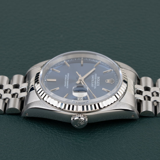 Rolex Datejust 16234 Blue Dial - zijaanzicht van de kast met kroon zichtbaar onderaan