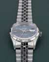 Rolex Datejust 16234 Blue Dial - close-up van wijzerplaat en Jubilee band onder een hoek