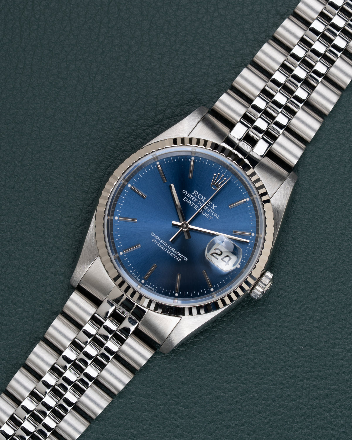Rolex Datejust 16234 Blue Dial - diagonaal aanzicht met kroon op 3 uur en blauwe wijzerplaat