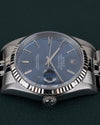Rolex Datejust 16234 Blue Dial - close-up van wijzerplaat en fluted bezel met kroon zichtbaar onderaan