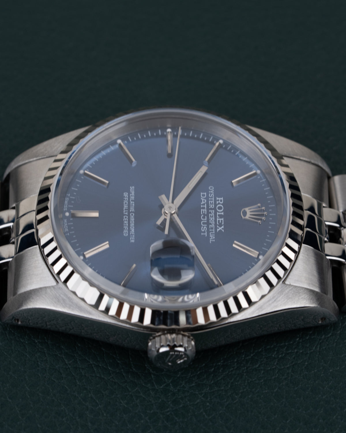 Rolex Datejust 16234 Blue Dial - close-up van wijzerplaat en fluted bezel met kroon zichtbaar onderaan