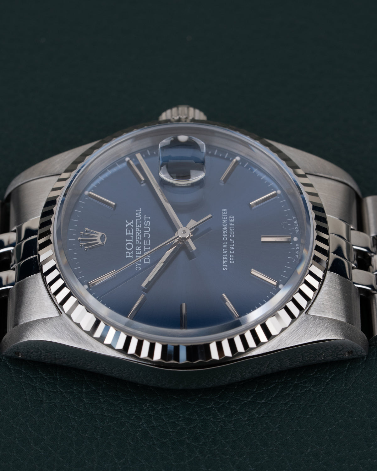 Rolex Datejust 16234 Blue Dial - close-up van wijzerplaat en fluted bezel met kroon verborgen aan andere zijde
