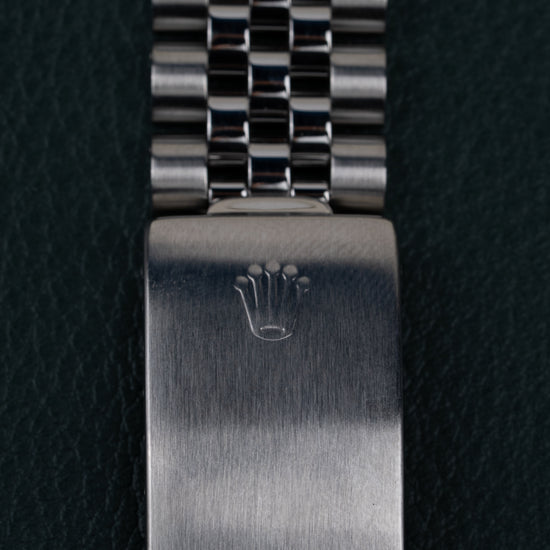 Rolex Datejust 16234 Blue Dial - close-up van de vouwsluiting met Rolex kroonlogo op Jubilee band