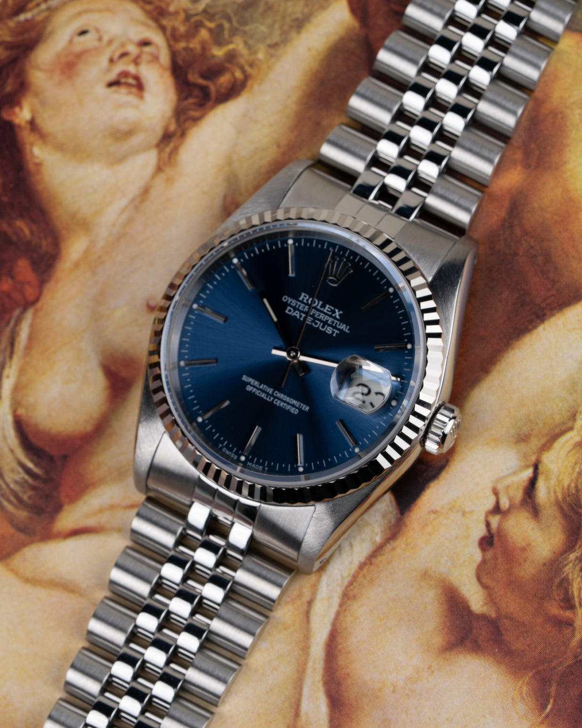 Rolex Datejust 16234 Blue Dial - sfeerfoto van het horloge tegen een klassiek schilderij