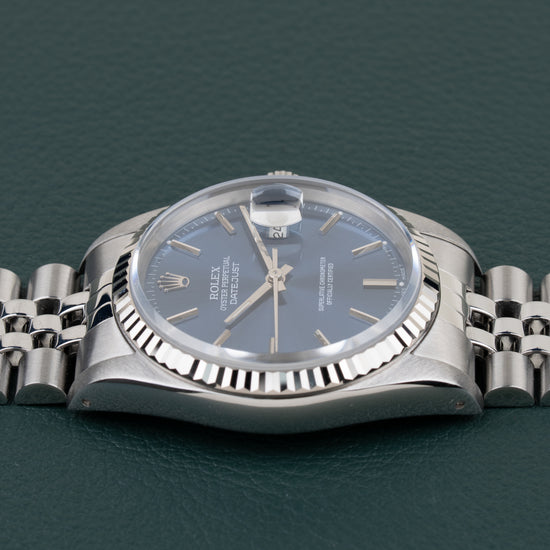 Rolex Datejust 16234 Blue Dial - zijaanzicht van de kast met kroon verborgen aan andere zijde