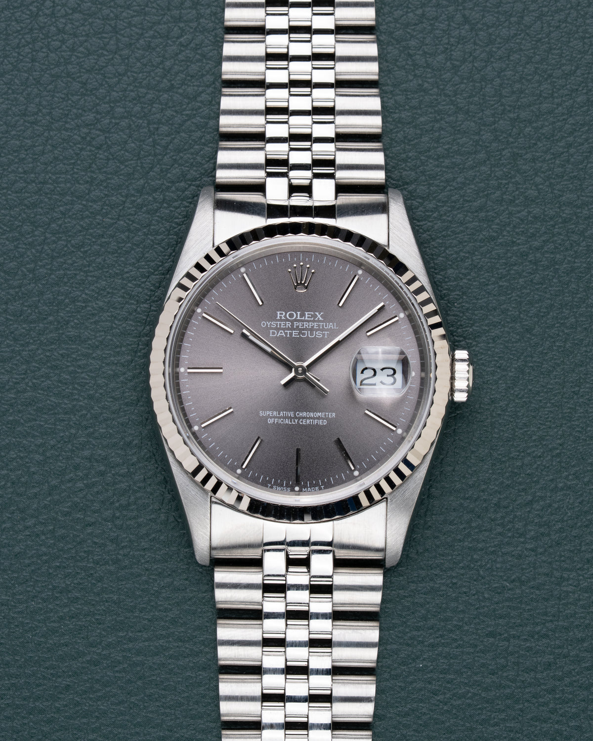 Rolex Datejust 16234 Gray Dial - frontaal aanzicht met grijze wijzerplaat en witgouden fluted bezel