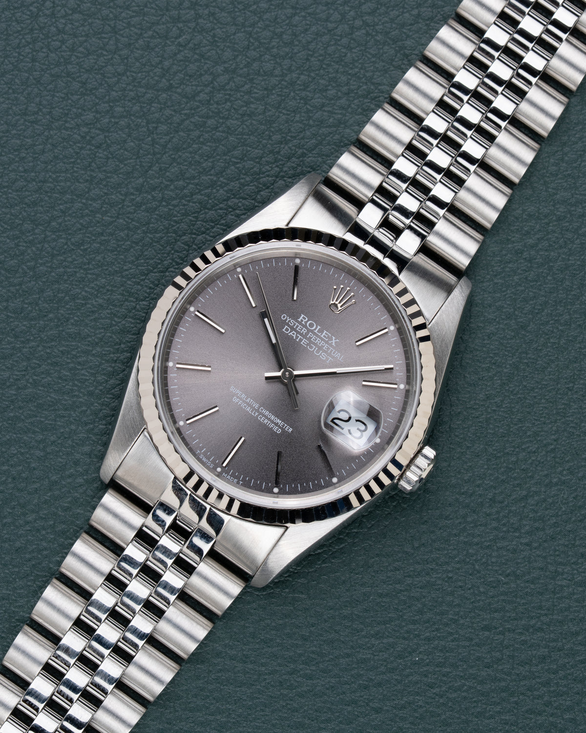 Rolex Datejust 16234 Gray Dial - diagonaal aanzicht met kroon op 3 uur en grijze wijzerplaat