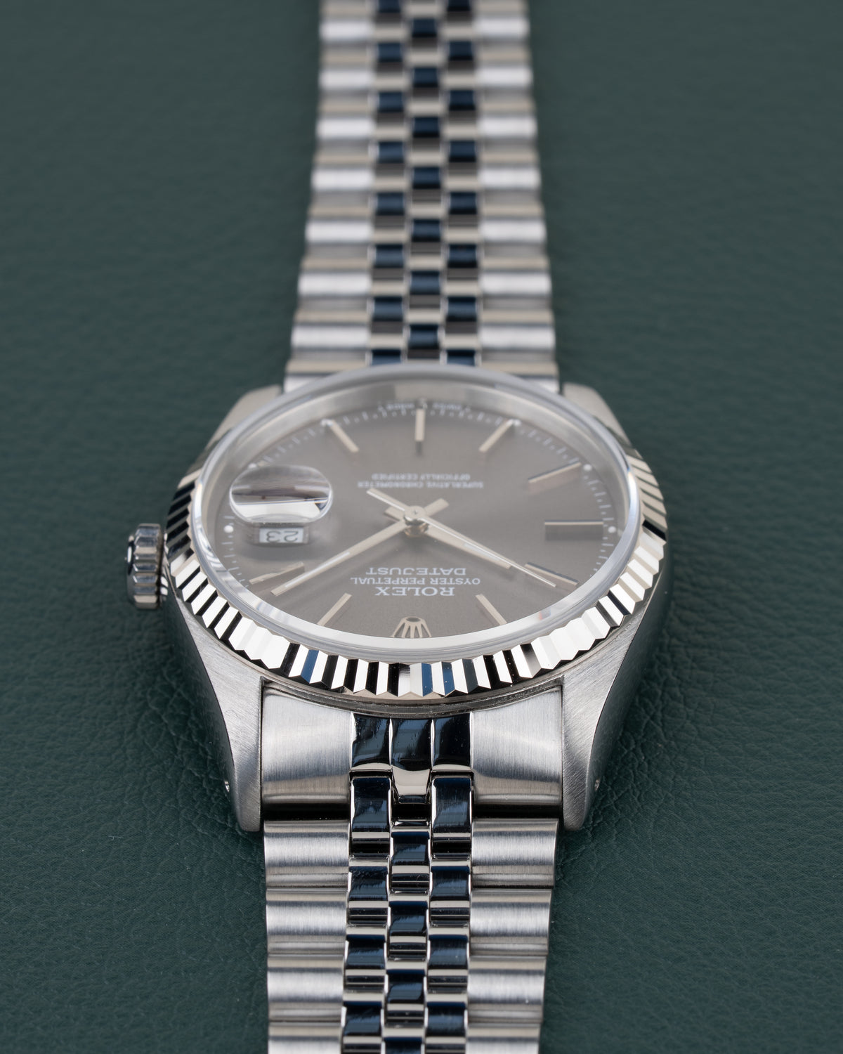 Rolex Datejust 16234 Gray Dial - close-up van wijzerplaat en fluted bezel met kroon