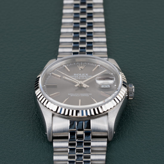 Rolex Datejust 16234 Gray Dial - close-up van wijzerplaat en Jubilee band onder een hoek