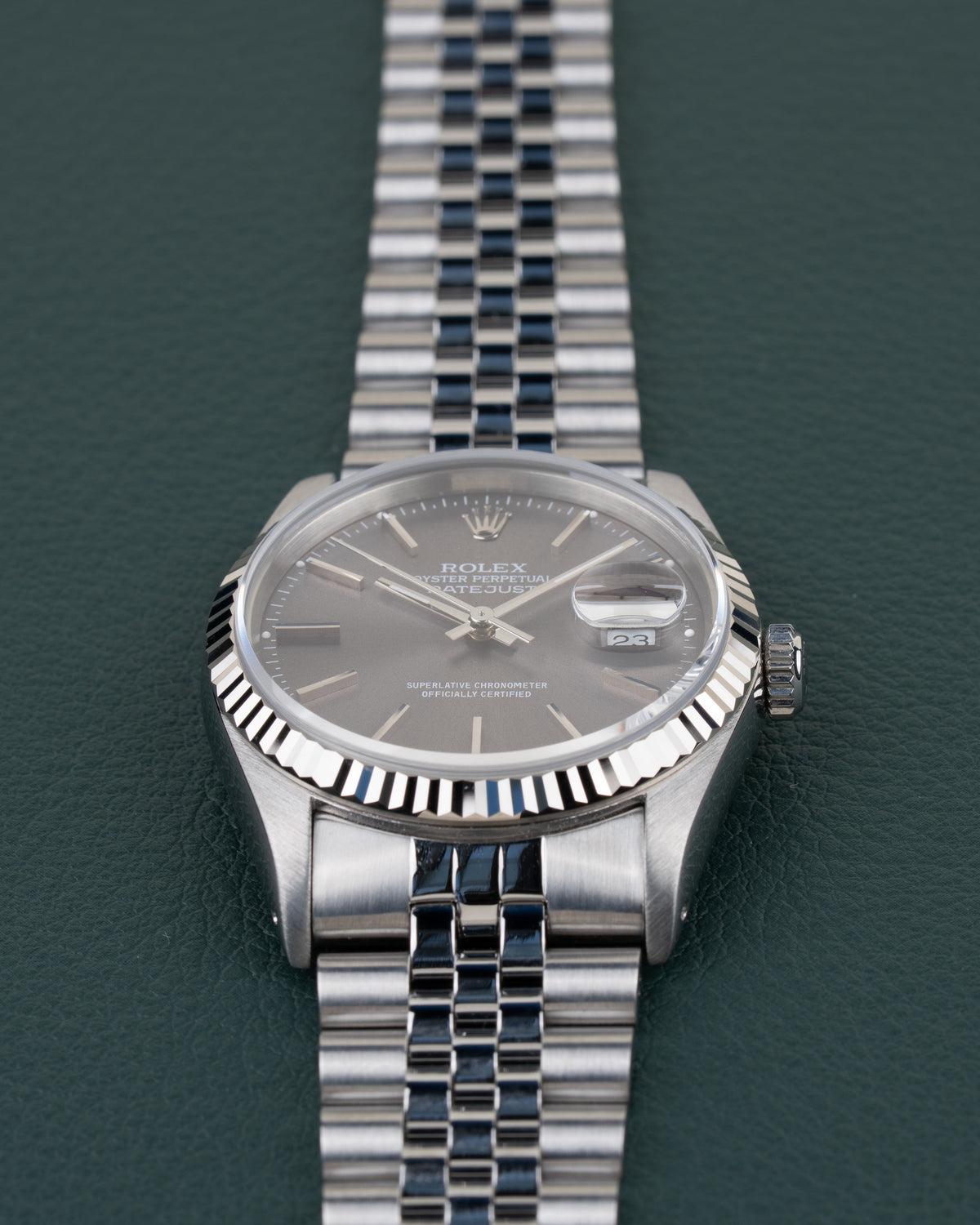 Rolex Datejust 16234 Gray Dial - close-up van wijzerplaat en Jubilee band onder een hoek