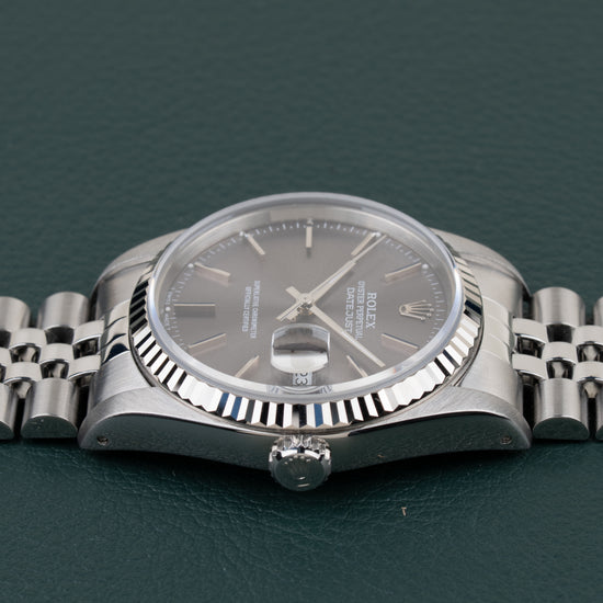 Rolex Datejust 16234 Gray Dial - zijaanzicht van de kast met kroon zichtbaar onderaan
