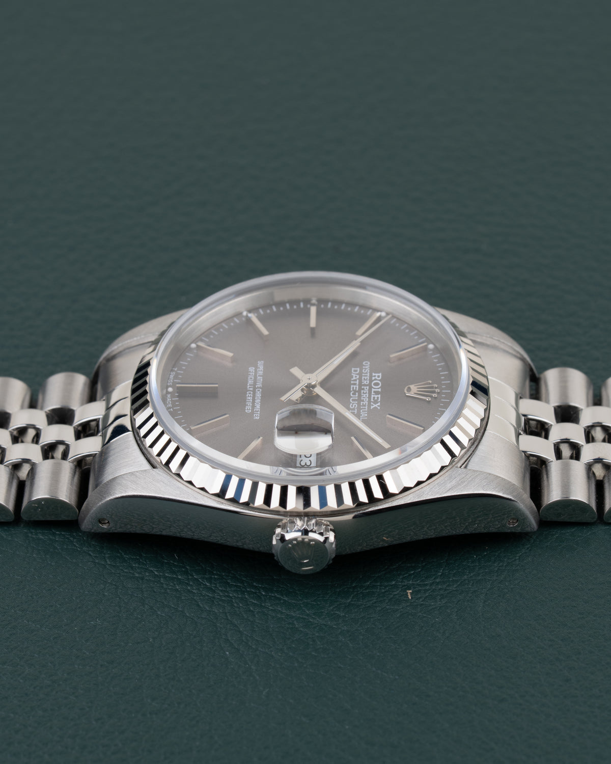 Rolex Datejust 16234 Gray Dial - zijaanzicht van de kast met kroon zichtbaar onderaan