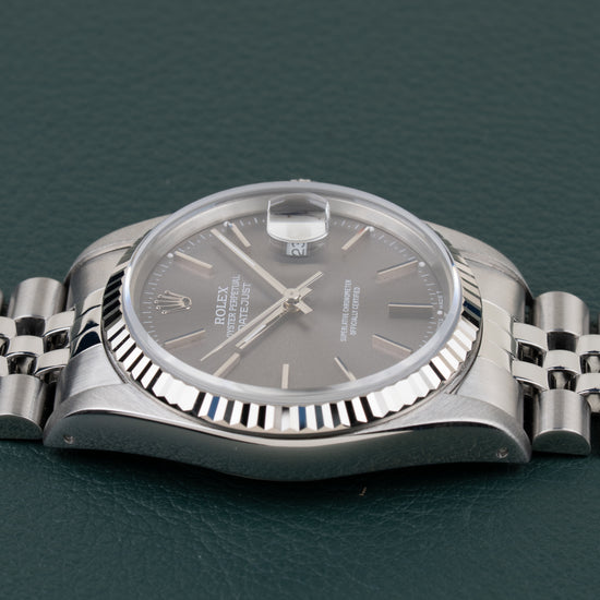 Rolex Datejust 16234 Gray Dial - zijaanzicht van de kast vanaf de andere zijde met kroon verborgen