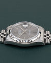 Rolex Datejust 16234 Gray Dial - zijaanzicht van de kast vanaf de andere zijde met kroon verborgen