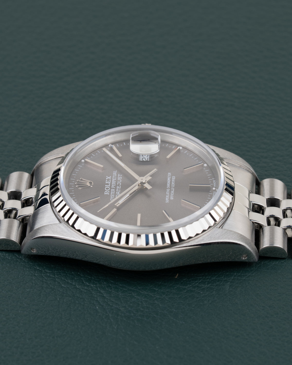 Rolex Datejust 16234 Gray Dial - zijaanzicht van de kast vanaf de andere zijde met kroon verborgen