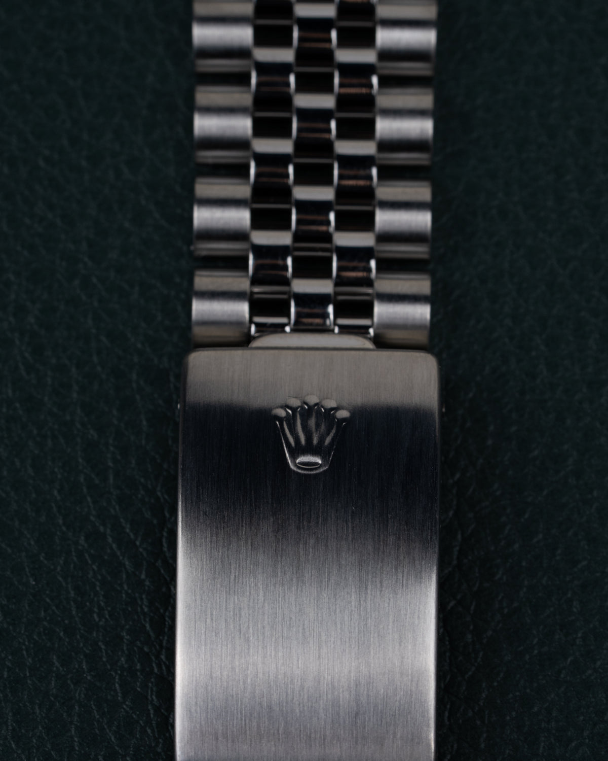 Rolex Datejust 16234 Gray Dial - close-up van de vouwsluiting met Rolex kroonlogo op Jubilee band