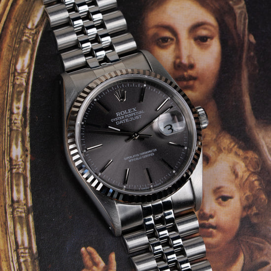 Rolex Datejust 16234 Gray Dial - sfeerfoto van het horloge tegen een klassiek schilderij