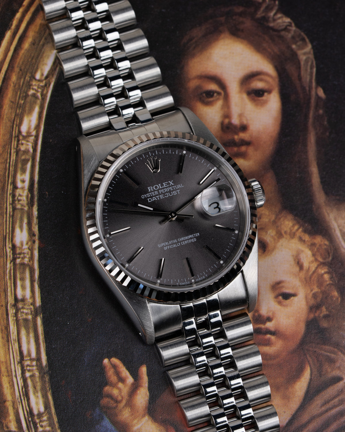 Rolex Datejust 16234 Gray Dial - sfeerfoto van het horloge tegen een klassiek schilderij