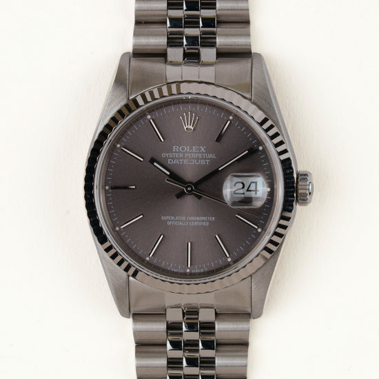 Rolex Datejust 16234 - vooraanzicht van de grijze wijzerplaat, geribbelde witgouden bezel en armband