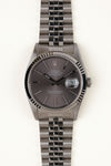 Rolex Datejust 16234 - vooraanzicht van de grijze wijzerplaat, geribbelde witgouden bezel en armband