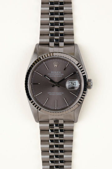 Rolex Datejust 16234 - vooraanzicht van de grijze wijzerplaat, geribbelde witgouden bezel en armband