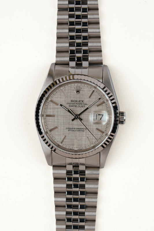 Rolex Datejust 16234 - vooraanzicht van de zilveren wijzerplaat, geribbelde witgouden bezel en armband