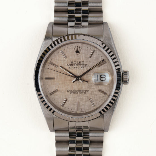 Rolex Datejust 16234 - vooraanzicht van de zilveren wijzerplaat, geribbelde witgouden bezel en armband