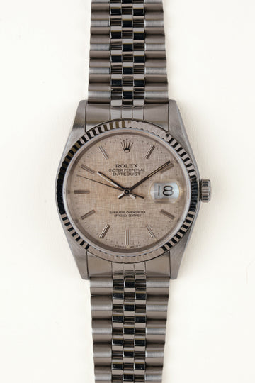 Rolex Datejust 16234 - vooraanzicht van de zilveren wijzerplaat, geribbelde witgouden bezel en armband