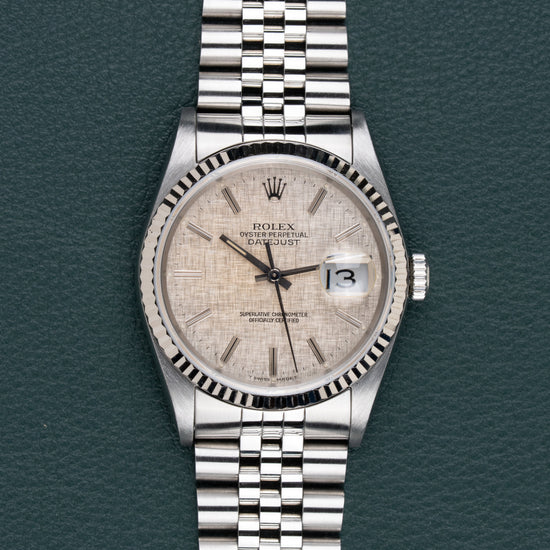 Rolex Datejust 16234 Silver Linen Dial - frontaal aanzicht met zilverkleurige linnen wijzerplaat en witgouden fluted bezel