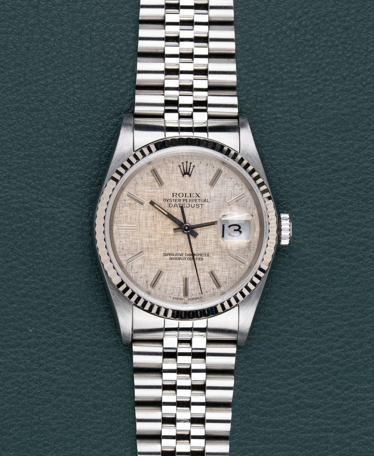 Rolex Datejust 16234 Silver Linen Dial - frontaal aanzicht met zilverkleurige linnen wijzerplaat en witgouden fluted bezel