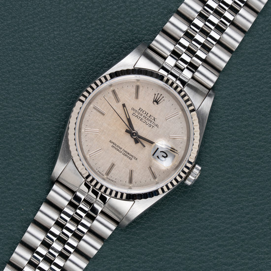Rolex Datejust 16234 Silver Linen Dial - diagonaal aanzicht met kroon op 3 uur en linnen wijzerplaat