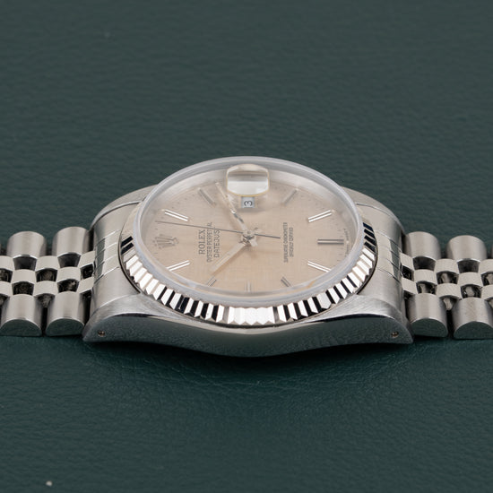 Rolex Datejust 16234 Silver Linen Dial - zijaanzicht van de kast met kroon verborgen aan andere zijde