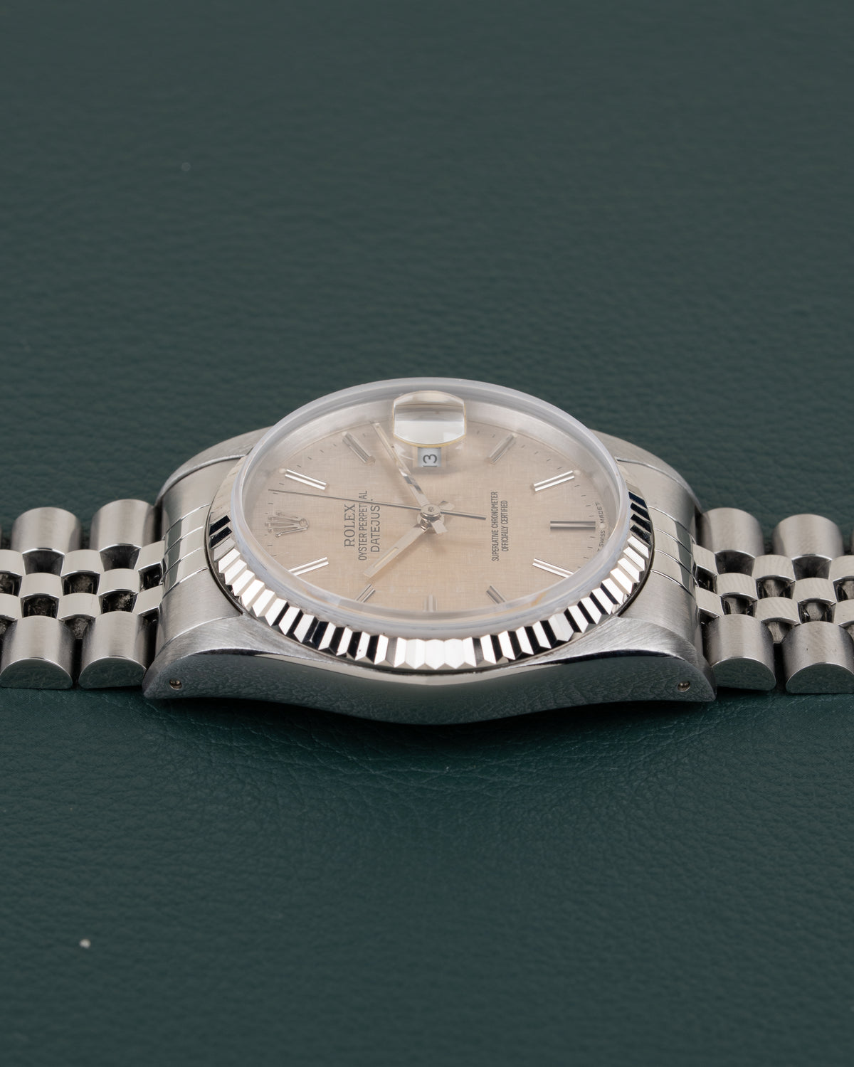 Rolex Datejust 16234 Silver Linen Dial - zijaanzicht van de kast met kroon verborgen aan andere zijde