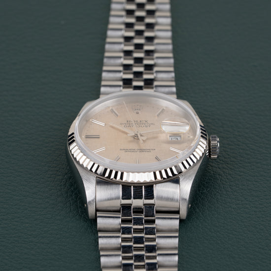 Rolex Datejust 16234 Silver Linen Dial - close-up van wijzerplaat en fluted bezel met kroon