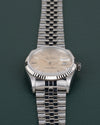 Rolex Datejust 16234 Silver Linen Dial - close-up van wijzerplaat en fluted bezel met kroon