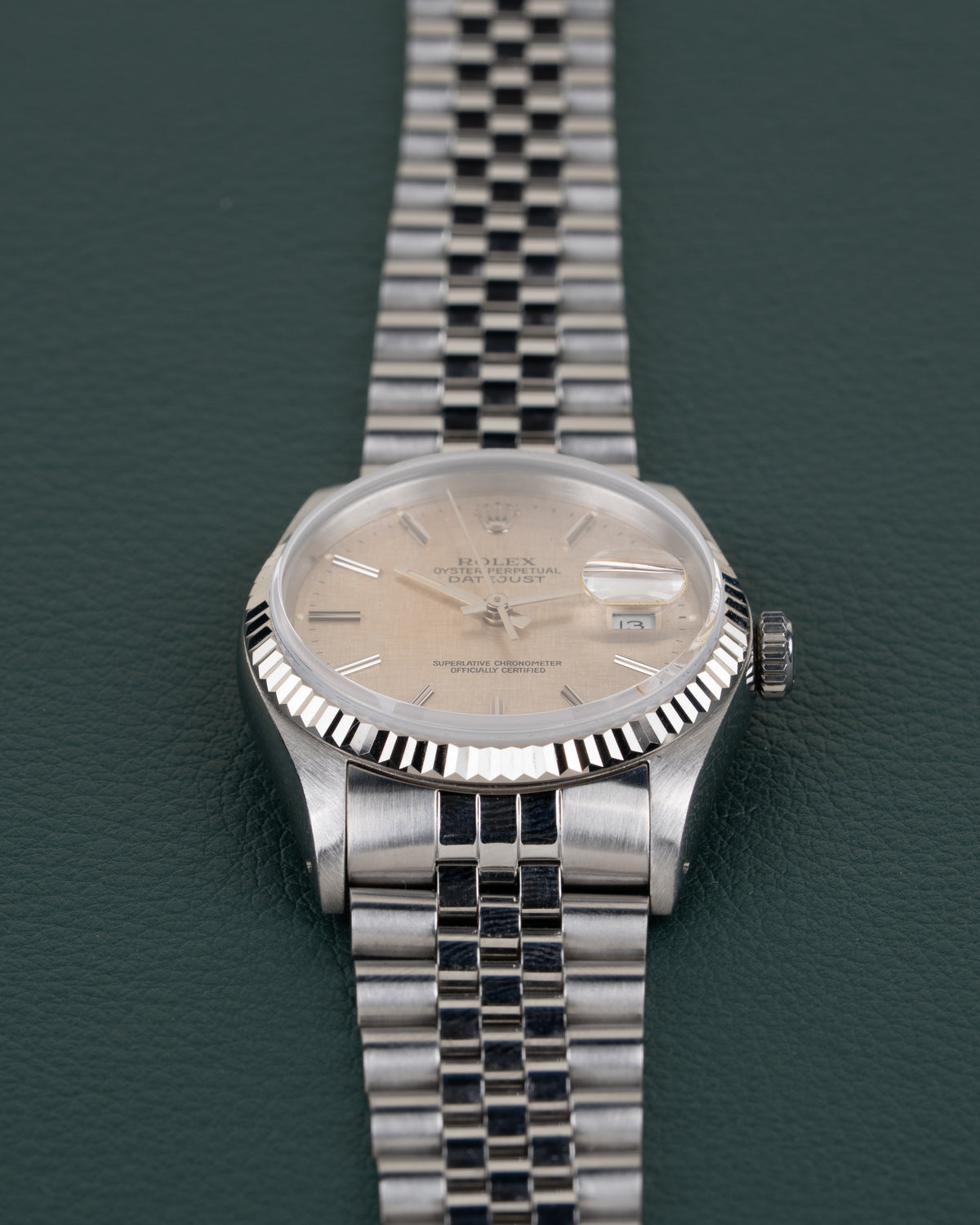 Rolex Datejust 16234 Silver Linen Dial - close-up van wijzerplaat en fluted bezel met kroon