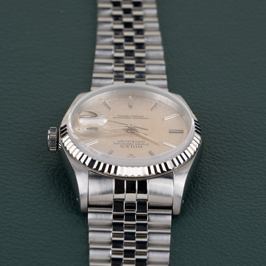 Rolex Datejust 16234 Silver Linen Dial - close-up van wijzerplaat en Jubilee band onder een hoek