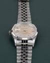 Rolex Datejust 16234 Silver Linen Dial - close-up van wijzerplaat en Jubilee band onder een hoek