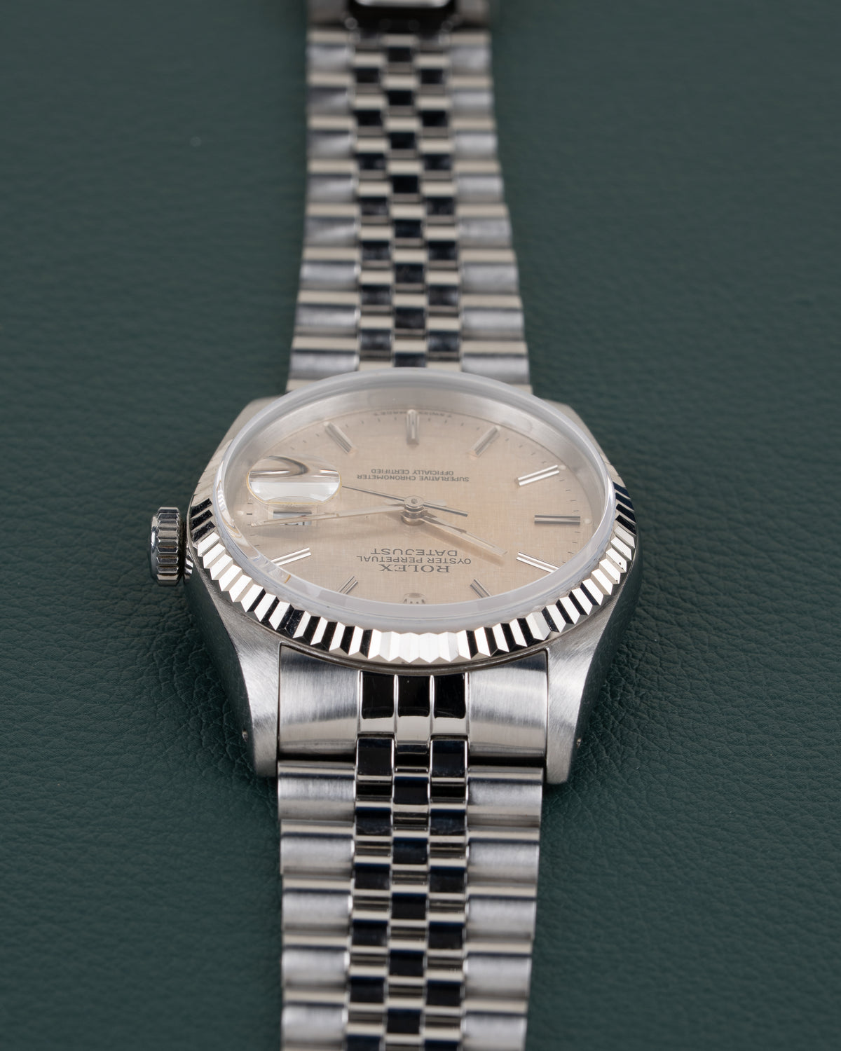Rolex Datejust 16234 Silver Linen Dial - close-up van wijzerplaat en Jubilee band onder een hoek