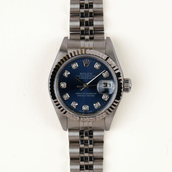 Rolex Lady-Datejust 79174 - vooraanzicht van de blauwe wijzerplaat met diamanten indexen, geribbelde witgouden bezel en armband