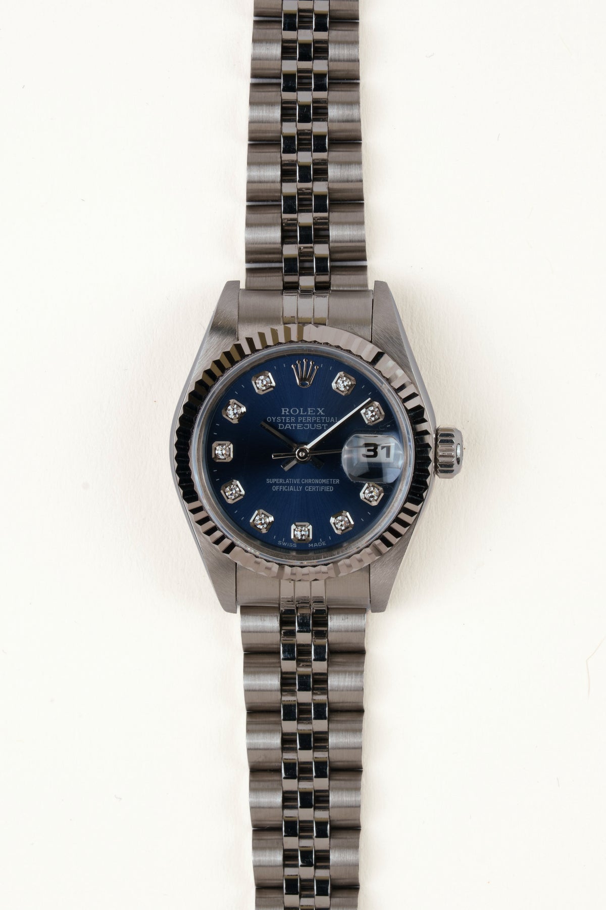 Rolex Lady-Datejust 79174 - vooraanzicht van de blauwe wijzerplaat met diamanten indexen, geribbelde witgouden bezel en armband