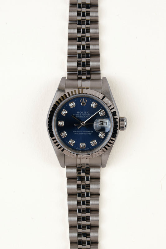 Rolex Lady-Datejust 79174 - vooraanzicht van de blauwe wijzerplaat met diamanten indexen, geribbelde witgouden bezel en armband