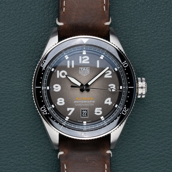 TAG Heuer Autavia Isograph WBE5114.FC8266 - frontaal aanzicht met grijze fume wijzerplaat, zwarte bezel en bruine leren band