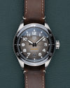 TAG Heuer Autavia Isograph WBE5114.FC8266 - frontaal aanzicht met grijze fume wijzerplaat, zwarte bezel en bruine leren band