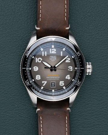 TAG Heuer Autavia Isograph WBE5114.FC8266 - frontaal aanzicht met grijze fume wijzerplaat, zwarte bezel en bruine leren band