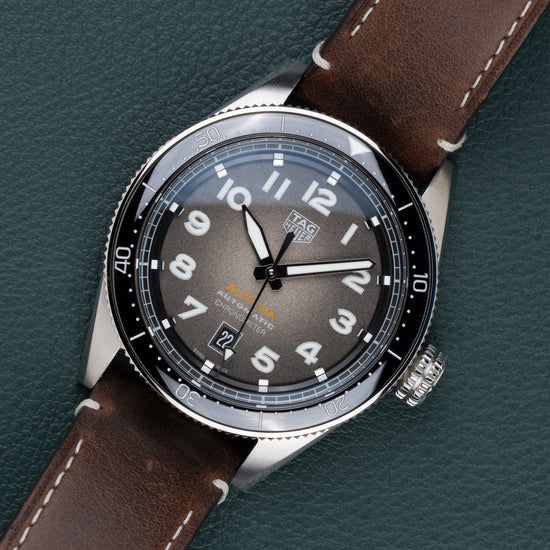 TAG Heuer Autavia Isograph WBE5114.FC8266 - diagonaal aanzicht met kroon rechts en fume wijzerplaat